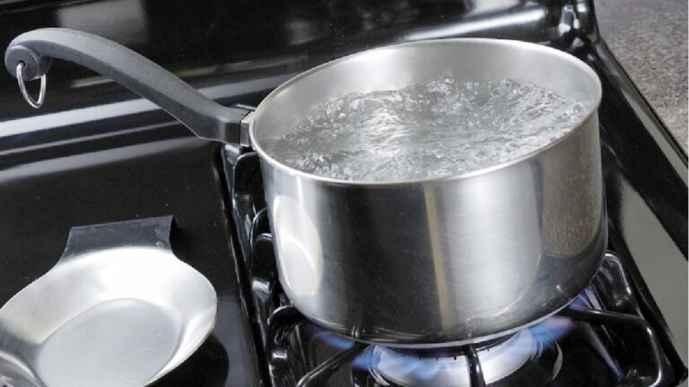 Adolescente de 13 anos tem corpo queimado com água fervendo em Ladário