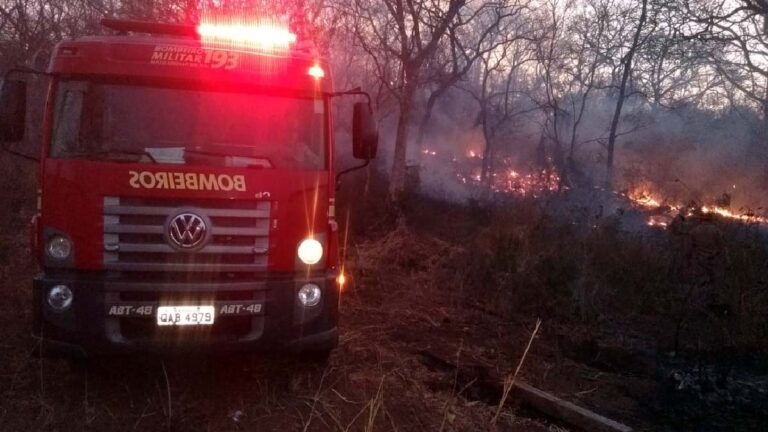 Bombeiros combatem incêndios na área urbana e rural de Corumbá