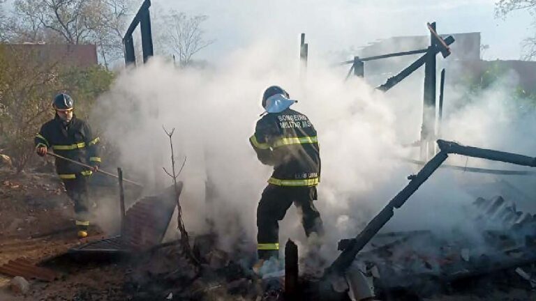 Fogo consome casa de madeira na parte alta de Corumbá