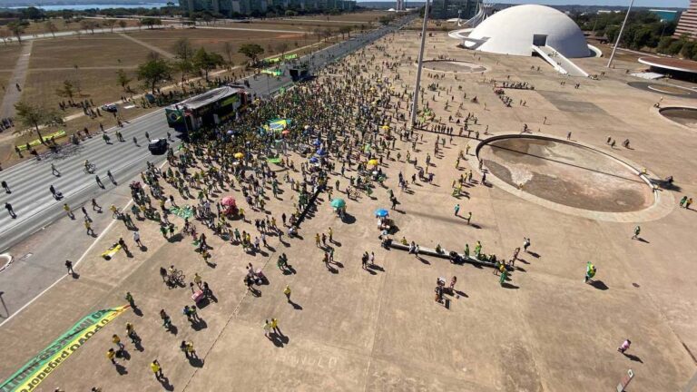 Bolsonaro volta a ameaçar eleições ao falar sobre voto impresso