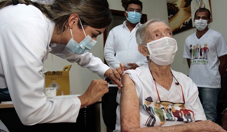 Corumbá registra baixa procura de idosos por 3ª dose da vacina contra covid-19