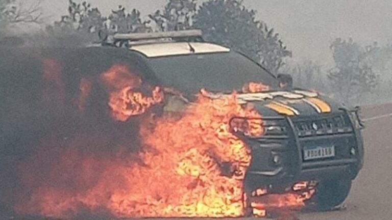 VÍDEO: Viatura da PRF é destruída por incêndio que começou às margens da BR-060