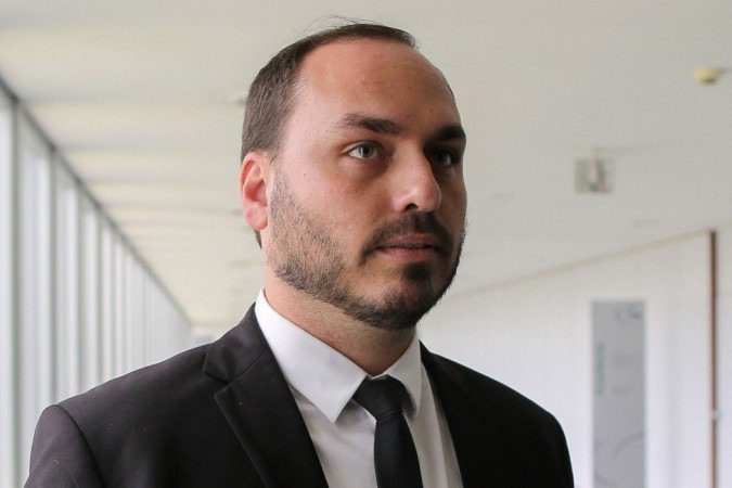 Juiz aponta Carlos Bolsonaro como chefe de organização criminosa