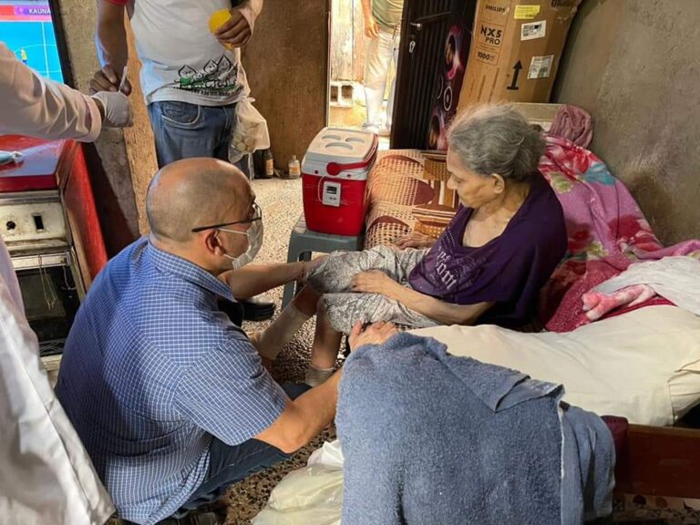 Saúde aplica dose de reforço da vacina contra a Covid-19 em acamados