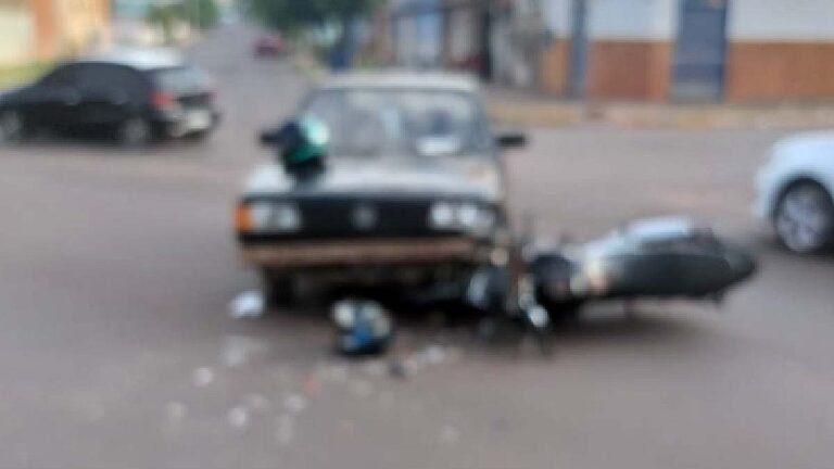 Gestante de 7 meses é socorrida após colisão entre carro e moto