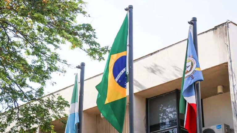 Bandeira do Império tem vida curta e pavilhão do Brasil volta a tremular no TJ