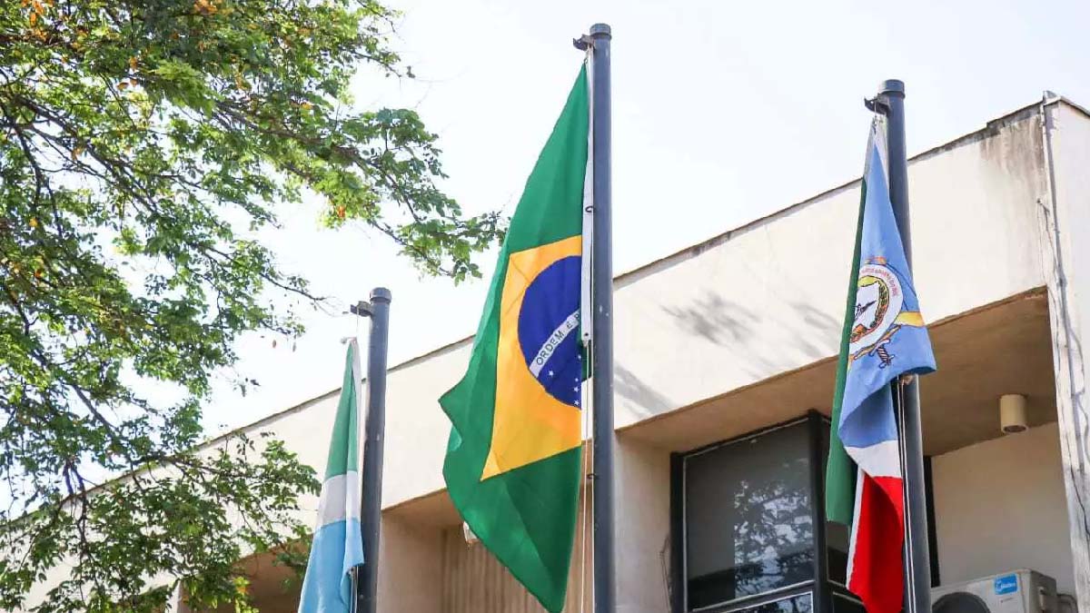 Você está visualizando atualmente Bandeira do Império tem vida curta e pavilhão do Brasil volta a tremular no TJ