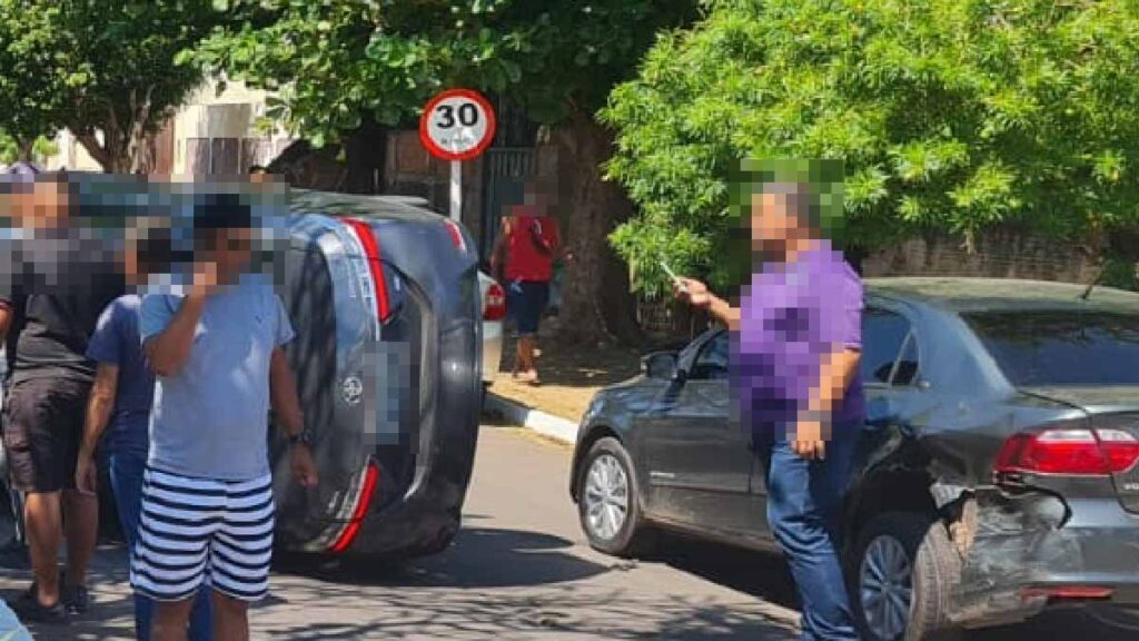 carro tombou
