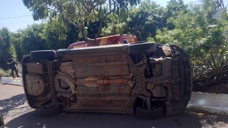 Bombeiros atendem motorista que tombou veículo no centro de Corumbá
