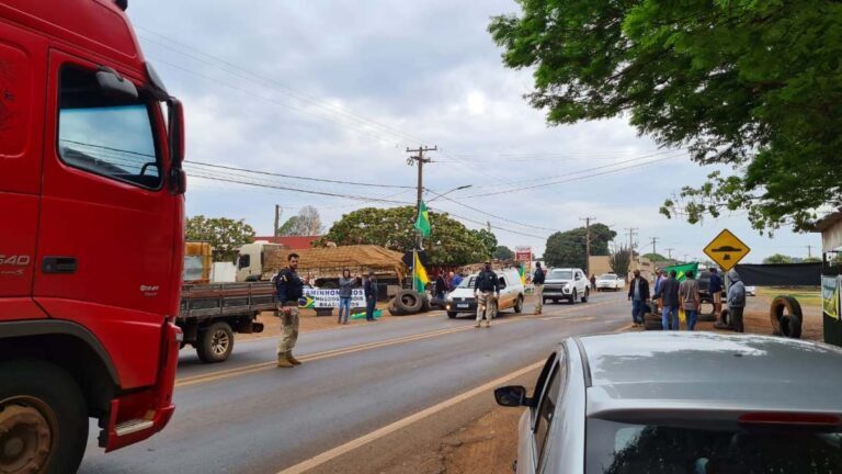 Justiça determina desbloqueio imediato de caminhoneiros na BR-163 em MS