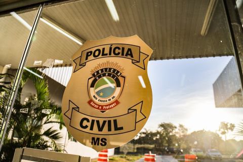 Mãe é presa após abandonar crianças de 2 e 8 anos em casa para beber em bar