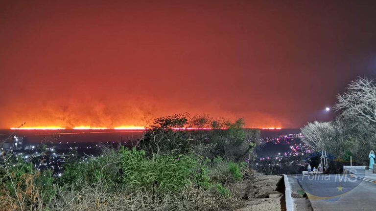 Cinco guarnições combatem incêndio que atinge região do Paraguai Mirim