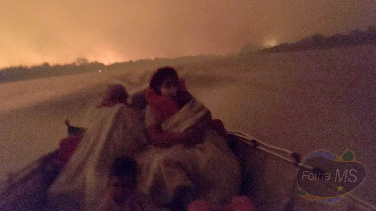 Leia mais sobre o artigo Famílias ribeirinhas são resgatadas pelos bombeiros em meio as queimadas no Pantanal | vídeo