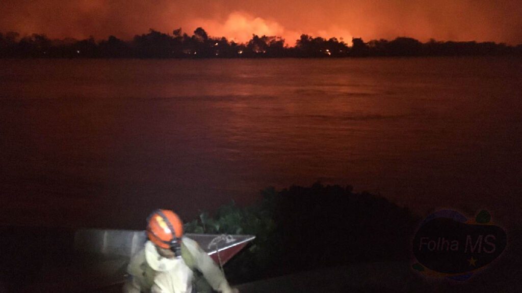 Famílias ribeirinhas são resgatadas pelos bombeiros em meio as queimadas no Pantanal | vídeo 2 resgtae bombeiros