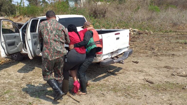 Pescadora gestante, é socorrida pela PMA após ser ferroada por arraia no Rio Paraguai