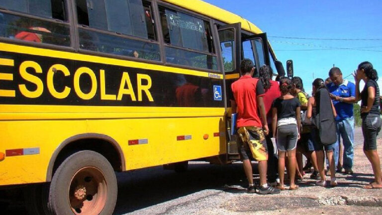Motoristas fazem paralisação contra falta de manutenção em ônibus escolares de Corumbá