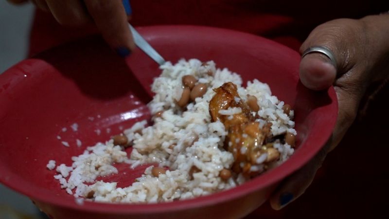 'Saga' de desempregada de 62 anos por carne acaba com 3 quilos de carcaça e pele por R$ 12 3 121060514 frame4