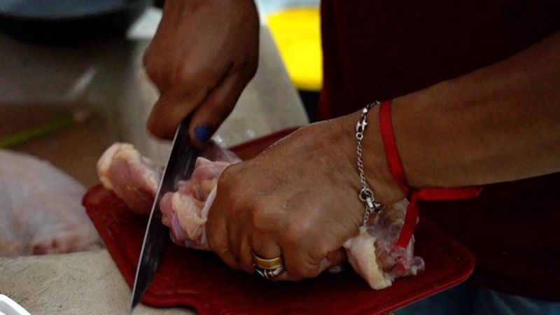 'Saga' de desempregada de 62 anos por carne acaba com 3 quilos de carcaça e pele por R$ 12 4 121060516 frame6