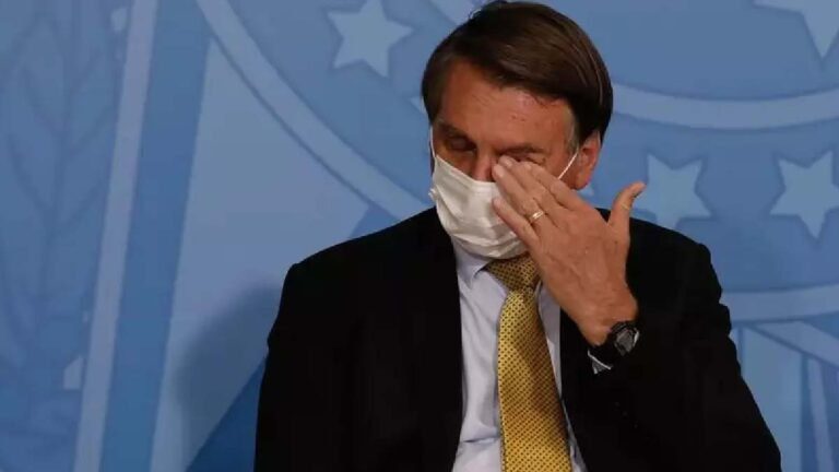 Bolsonaro diz que chora sozinho no banheiro e que esposa nunca viu