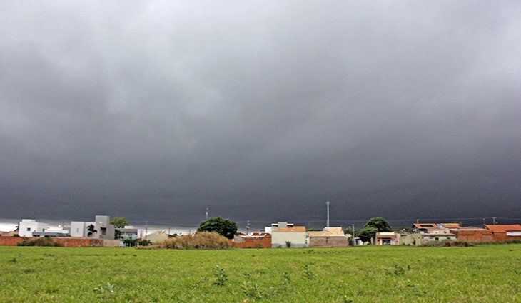 Nova frente fria chega no final de semana com previsão de chuva forte em MS