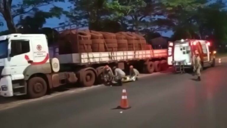 Bombeiros socorrem motociclista que colidiu em carreta estacionada na Gaturama