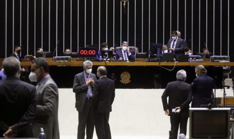 Câmara aprova valor fixo em cobrança do ICMS para combustíveis