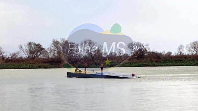 Bombeiros saem em resgate a passageiros de Chalana que virou durante temporal em Corumbá