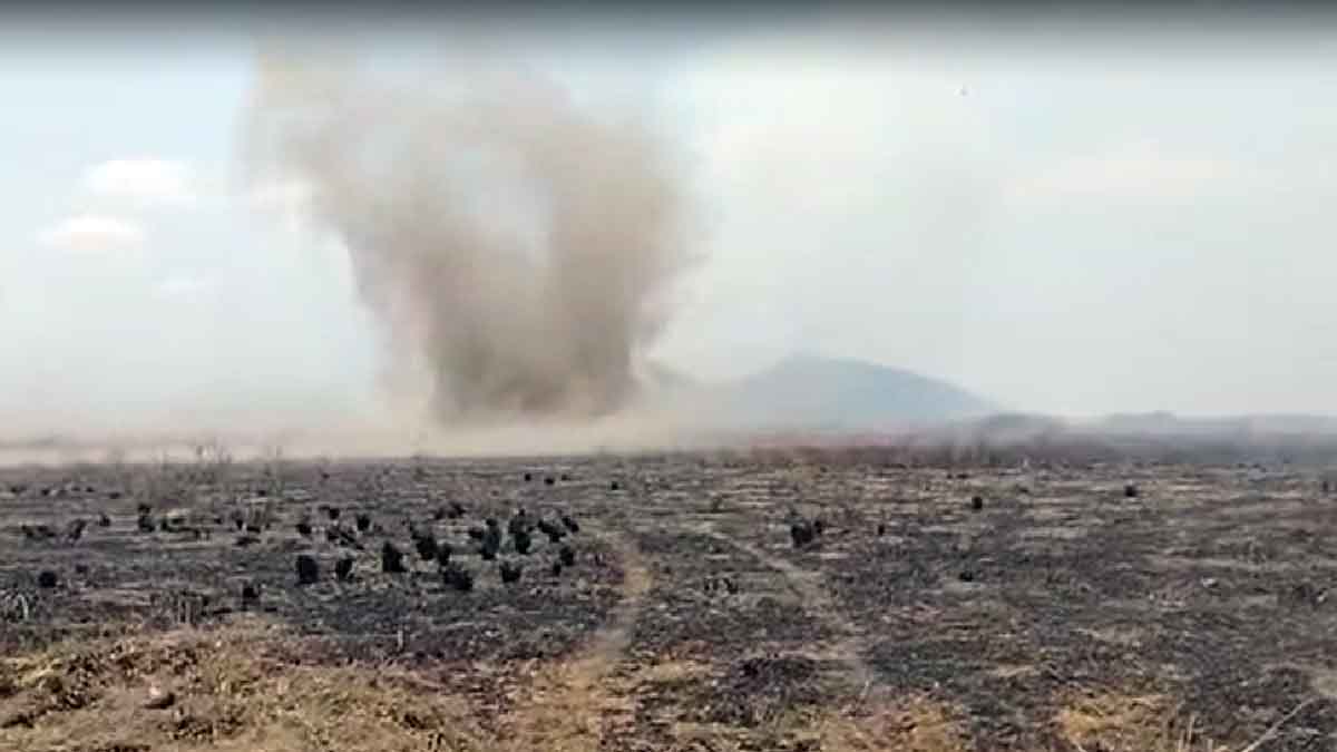 Você está visualizando atualmente Bombeiros registram redemoinho de poeira e cinzas em meio ao Pantanal |Vídeo