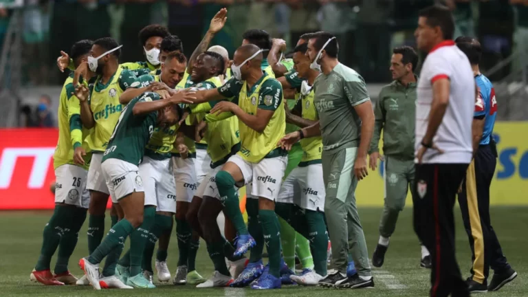 Palmeiras atropela o Atlético-GO no Allianz e chega à sexta vitória seguida no Brasileiro