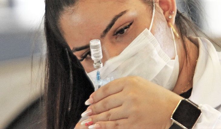Governo do Estado autoriza aplicação da dose de reforço contra Covid-19 em pessoas acima de 18 anos de idade