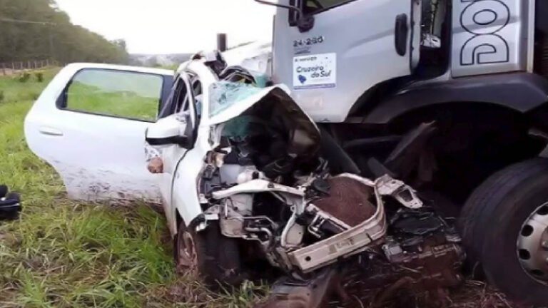 Três adultos e uma criança de 2 anos morrem em acidente na BR-262