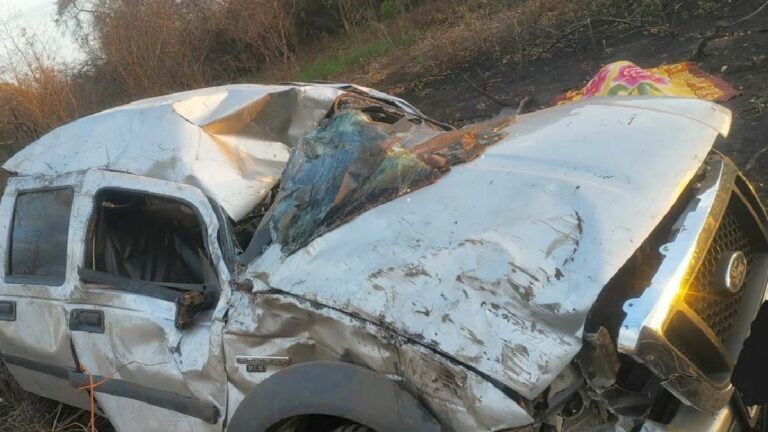 Homem morre após caminhonete capotar na Estrada da Manga