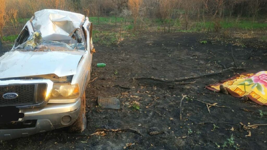 Homem morre após caminhonete capotar na Estrada da Manga 2 acidente manga2