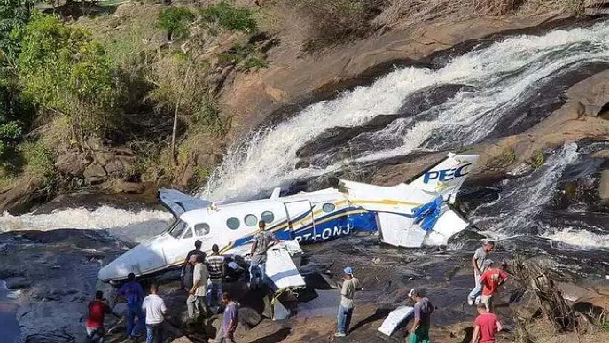 Você está visualizando atualmente Avião que transportava cantora Marília Mendonça cai em Minas Gerais