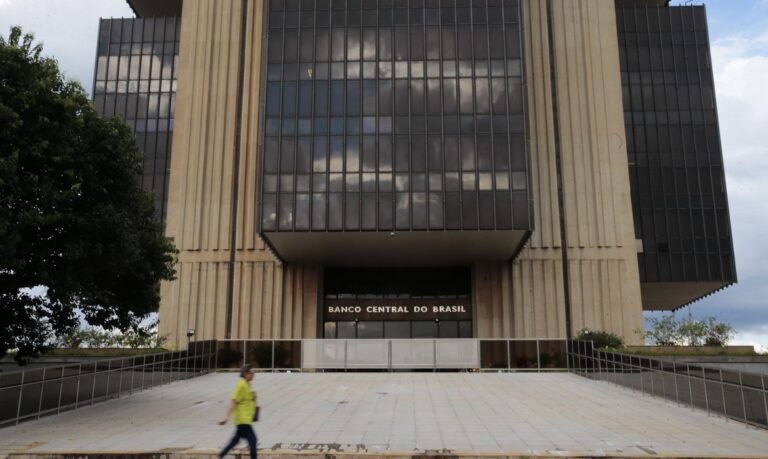 Servidores do BC começam a entregar cargos de chefia e prometem greve dia 18
