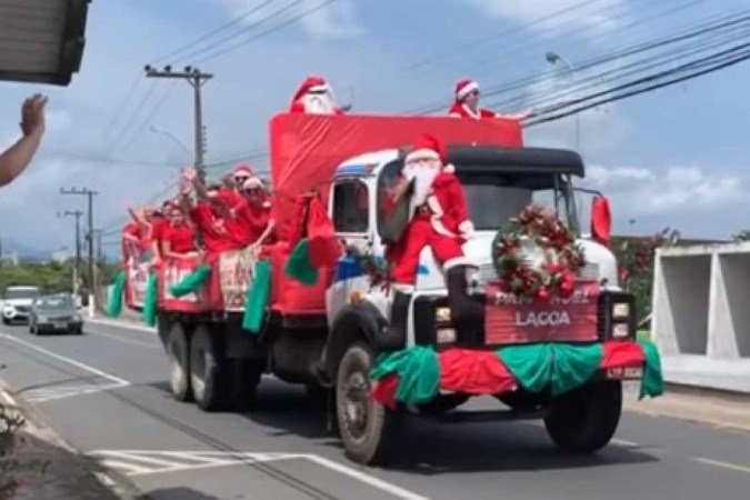 Papai Noel idoso morre atropelado enquanto entregava presentes a crianças