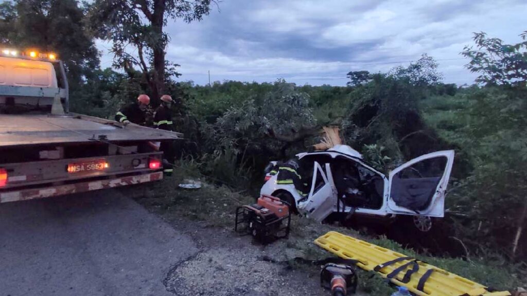 Duas pessoas morrem e outras duas ficam feridas em acidente na BR-262 2 acidente br 1 acidente na BR-262