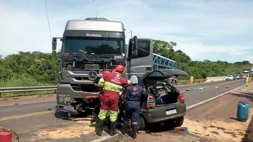 acidente br163 bater de frente com carreta
