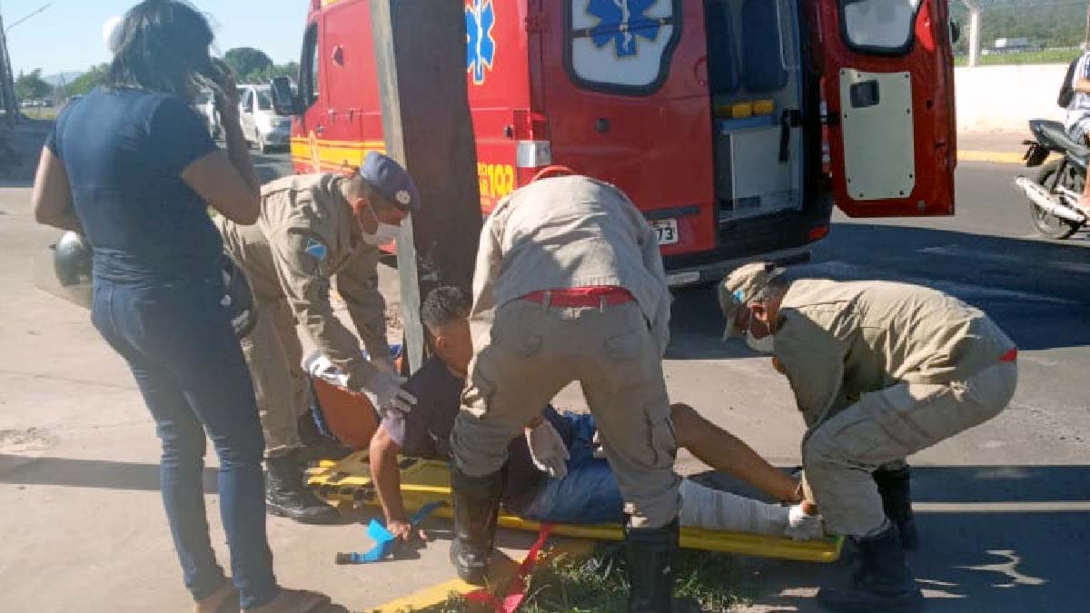 Leia mais sobre o artigo Colisão entre carro e moto deixa homem ferido no centro de Corumbá