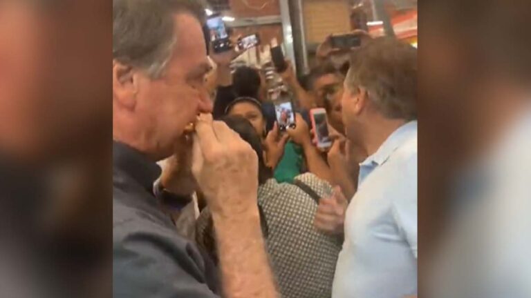 Bolsonaro vai ao Mercadão e come pastel tradicional de Campo Grande | vídeo