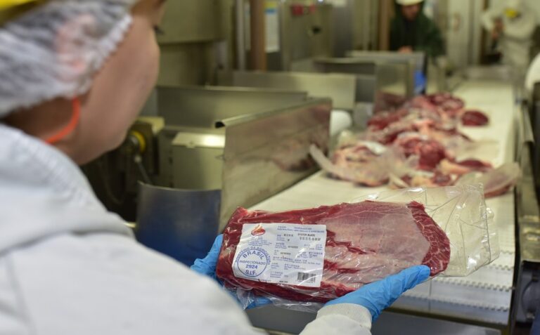 China levanta embargo e retoma importações de carne bovina do Brasil