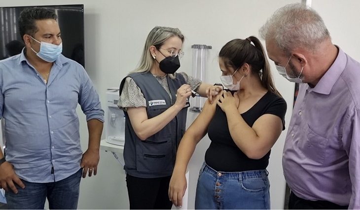 Contra variante ômicron, secretário faz apelo para população tomar reforço da vacina