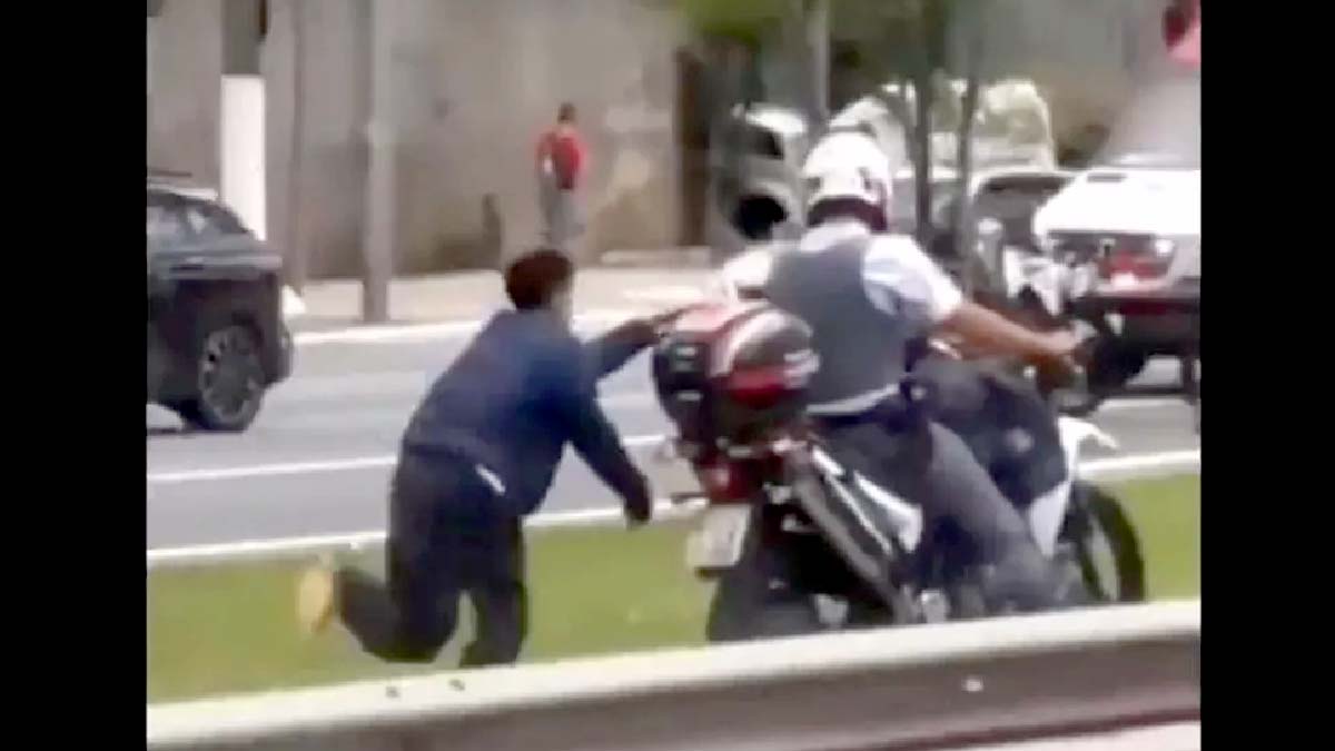 homem arrastado em motocicleta