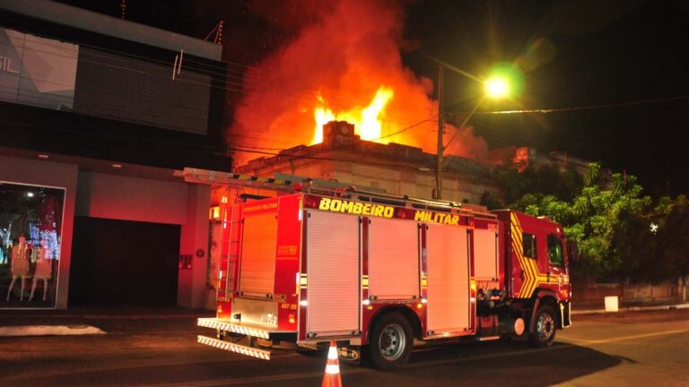 Incêndio atinge prédio histórico em Aquidauana