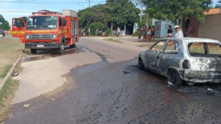 Incêndio provoca perda total em veículo na parte alta de Corumbá