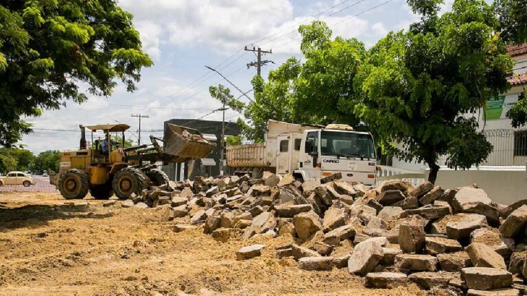 Governo do Estado inicia troca de lajotas por asfalto na região central de Corumbá