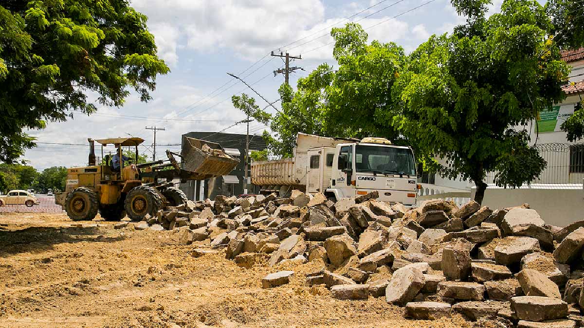 Leia mais sobre o artigo Governo do Estado inicia troca de lajotas por asfalto na região central de Corumbá