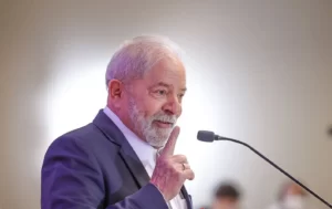 Leia mais sobre o artigo Lula venceria eleição no primeiro turno, de acordo com IstoÉ/Sensus