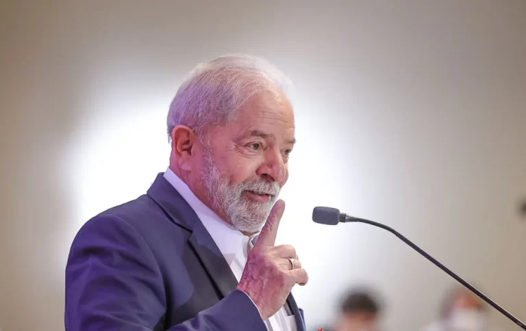 Lula venceria eleição no primeiro turno, de acordo com IstoÉ/Sensus