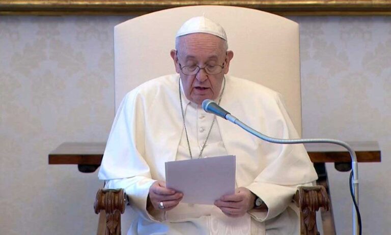 Gastem com educação, não com armas, diz papa em mensagem de paz anual